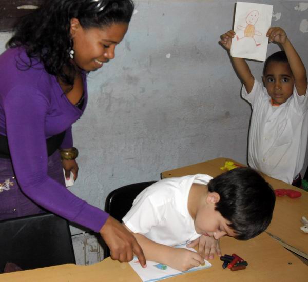 En el aula de prescolar, la Lic. Hilda Madera Martínez En el aula de prescolar, la Lic. Hilda Madera Martínez