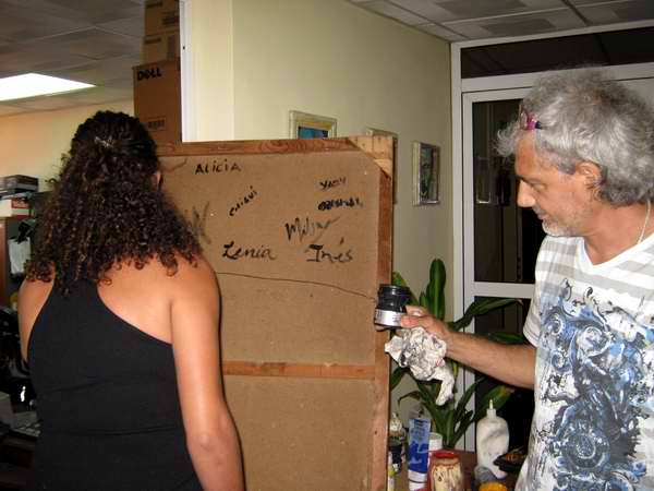 carmen-rosa-tapia-firma-obra-de-kamyl-bullaudy-rodriguez-foto-lizandra-amat carmen-rosa-tapia-firma-obra-de-kamyl-bullaudy-rodriguez-foto-lizandra-amat