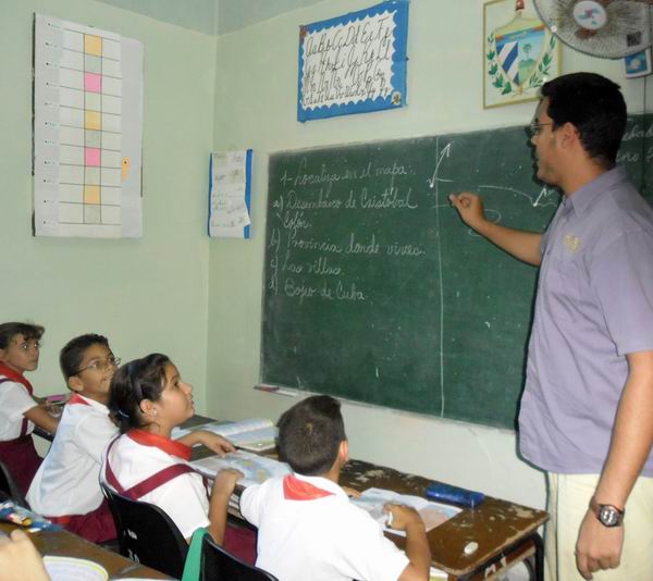 El director de la escuela primaria Jesús Menéndez, Licenciado Eney Martínez Góme El director de la escuela primaria Jesús Menéndez, Licenciado Eney Martínez Gómez