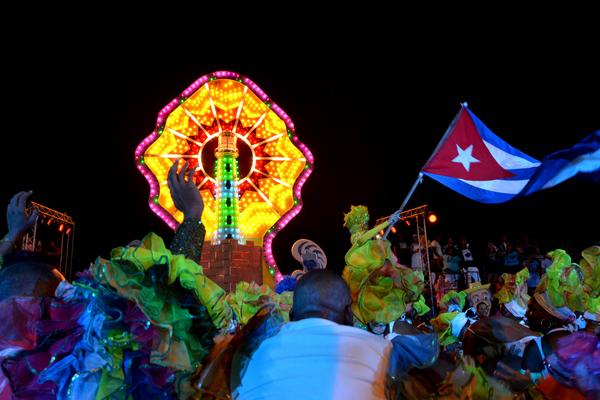 tres bailarinas de carnaval + banderas