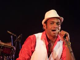 Cubano Descemer Bueno y orquesta Charanga Habanera colaboran en video Cubano Descemer Bueno y orquesta Charanga Habanera colaboran en video