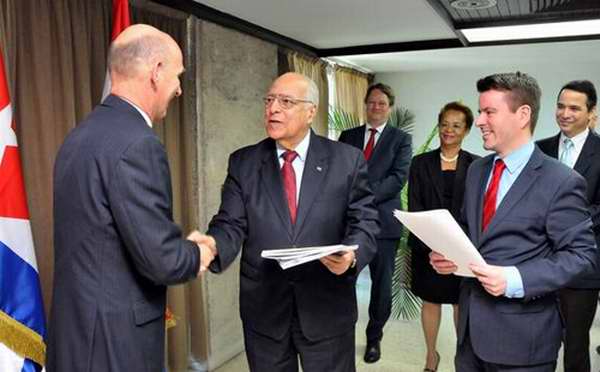 Cuba y Holanda suscriben acuerdos que regularizan deuda bilateral Cuba y Holanda suscriben acuerdos que regularizan deuda bilateral