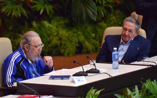 Asisten Fidel y Raúl a sesión final del Séptimo Congreso del Partido Asisten Fidel y Raúl a sesión final del Séptimo Congreso del Partido