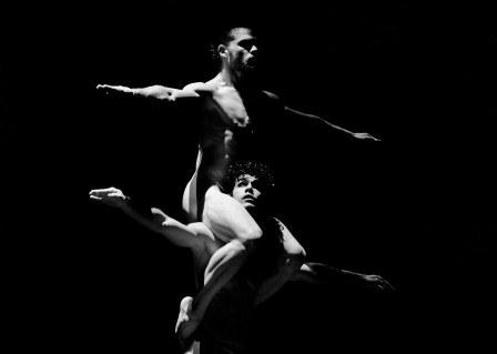 Acosta Danza, El cruce sobre el Niágara, Cor. Marianela Boán. Bailarines Raúl Reinoso y Julio León Foto: Yuris Nórido Estrenos de Acosta Danza en septiembre