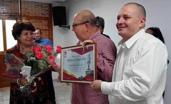 Entregan Condición Maestro de Radialistas Entregan Condición Maestro de Radialistas