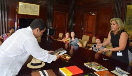 Entrega embajador de Timor-Leste valiosos materiales a Biblioteca Nacional de Cuba Entrega embajador de Timor-Leste valiosos materiales a Biblioteca Nacional de Cuba