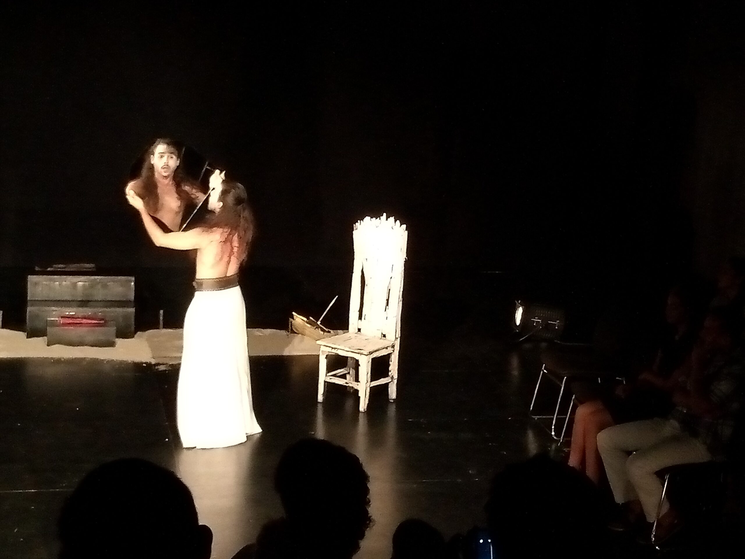 Aquiles frente al gran espejo of Teatro La Rosa