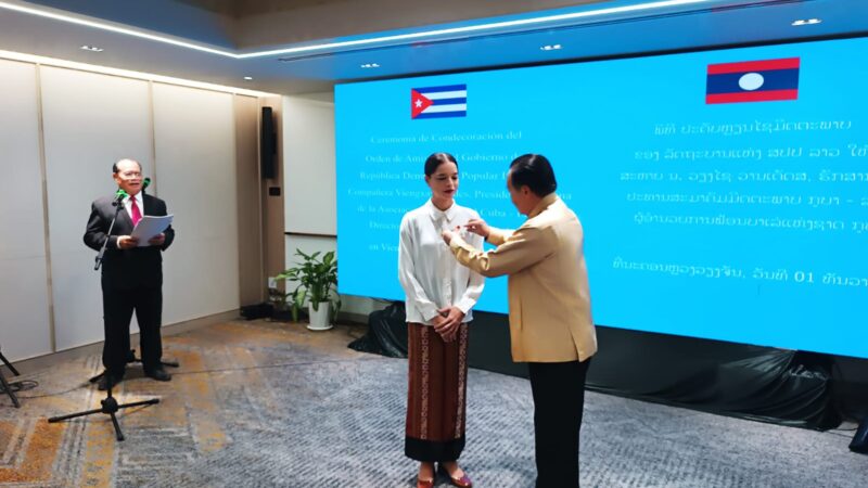 Viengsay Valdés Receives the Medal of Friendship in Laos