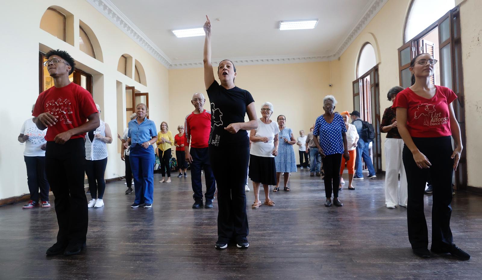 Lizt Alfonso Issues a New Invitation to Prove That Bailar no tiene edad
