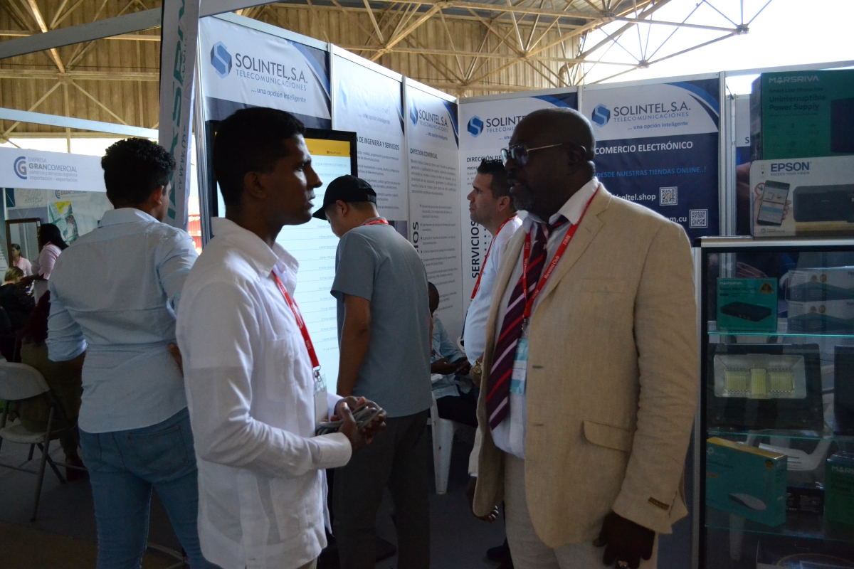 Máster en Ciencias Edisvel Romero Cuza, presidente, (izquierda) y el ingeniero Raimundo Iriarte Travieso