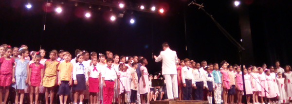 A teatro lleno, concierto sinfónico por el cumpleaños 90 de Fidel
