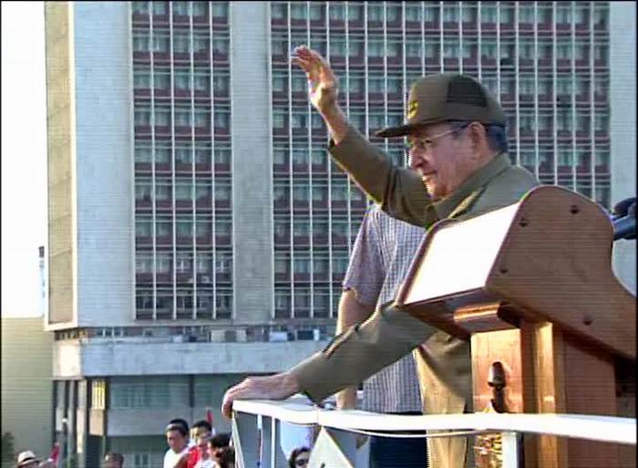 Presente Raúl Castro en la Plaza de la Revolución José Martí