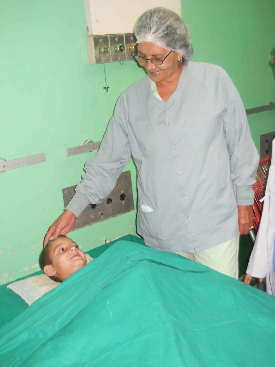 La doctora Rosa MarÃa alienta al pequeño VÃctor Rosa MarÃa, paradigma de la mujer cubana