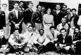 Revolucionarios en México, Fidel Castro (de pie, cuarto de derecha a izquierda con lentes) en 1955.