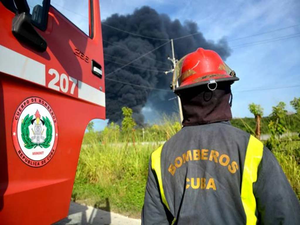 Felicita Díaz-Canel a bomberos de Cuba en su día