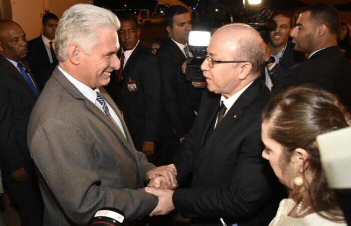 Llega a Argelia el Presidente cubano