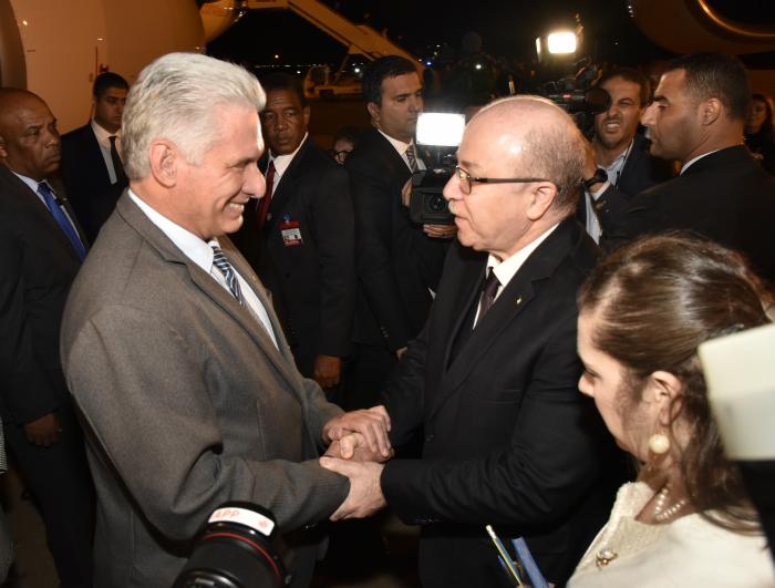 Llega a Argelia el Presidente cubano