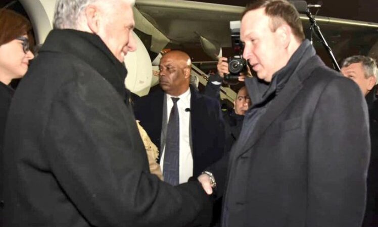 Llega Presidente cubano a Rusia