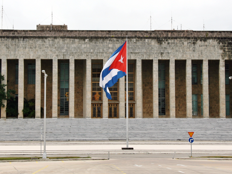 Autoridades de Cuba evalúan marcha de la economía