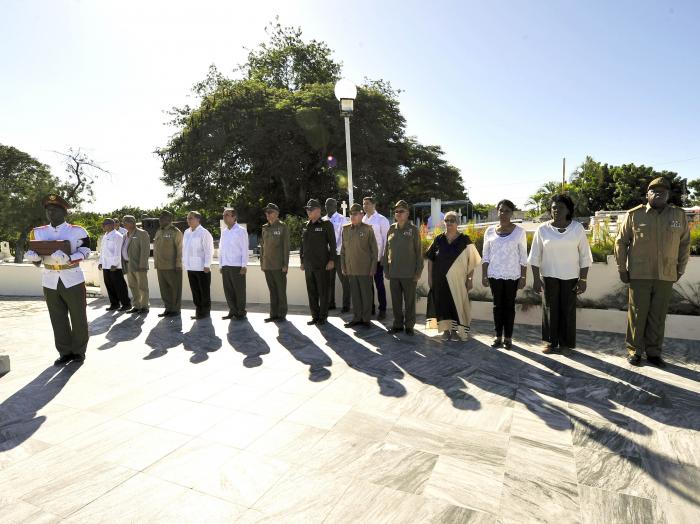 Encabezó Raúl ceremonia de traslado e inhumación de las cenizas de Armando Hart
