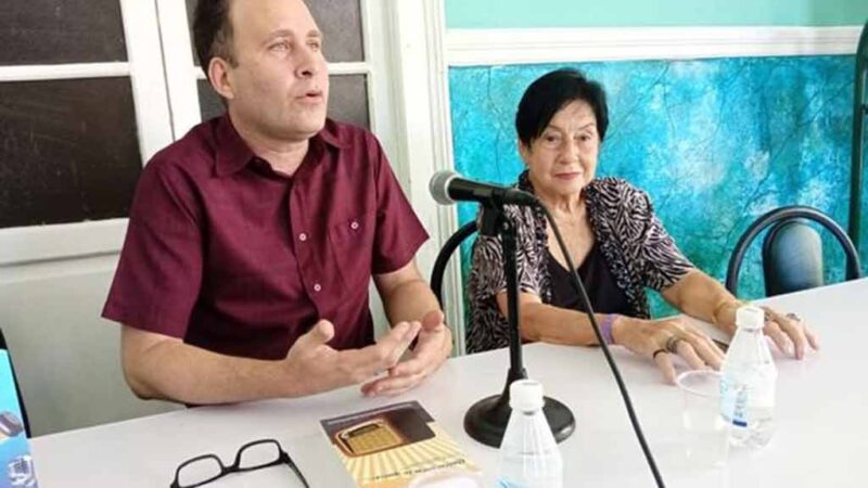 Presentan libro Quien bien te quiere en Concurso Santamareare