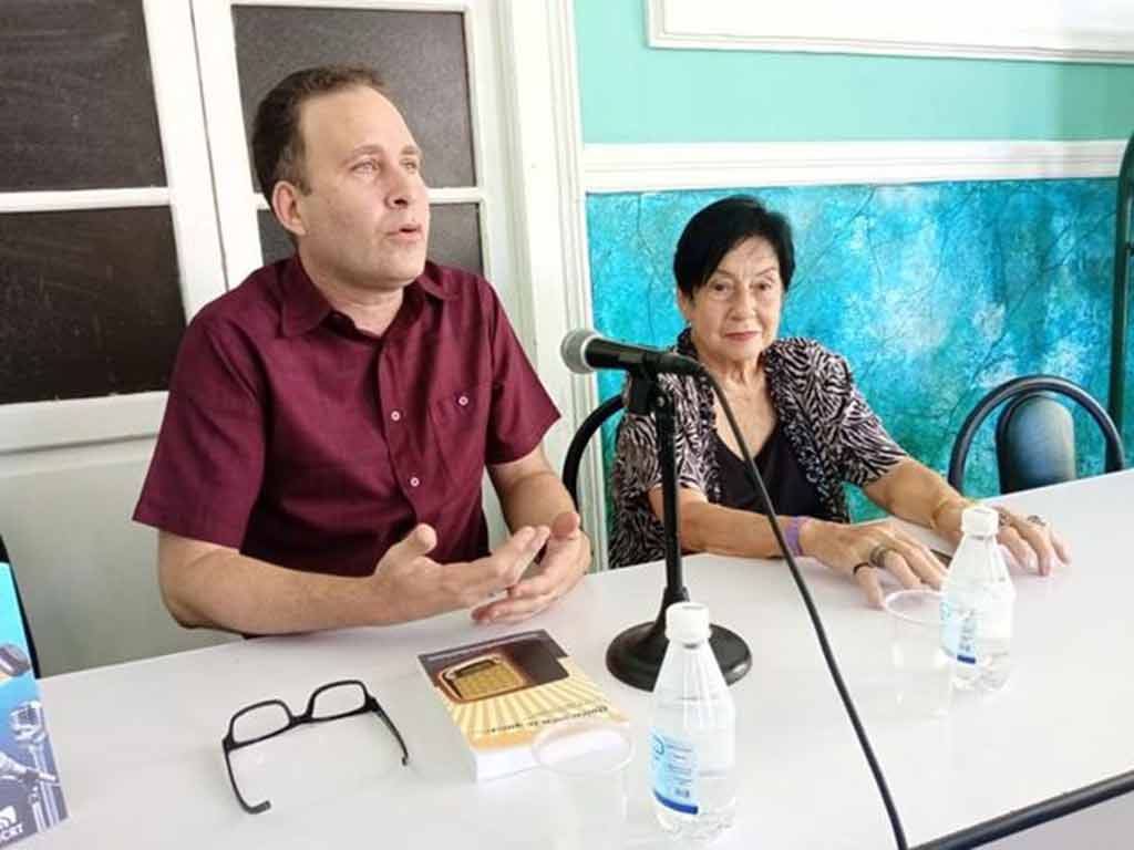 Presentan libro Quien bien te quiere en Concurso Santamareare