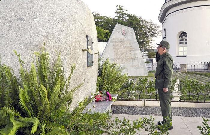 Rindió Raúl tributo a Fidel, su hermano de «hasta la victoria siempre»