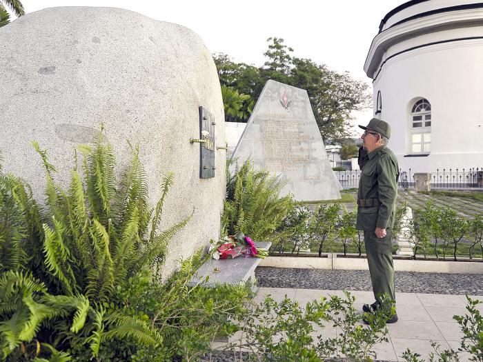 Rindió Raúl tributo a Fidel, su hermano de «hasta la victoria siempre»