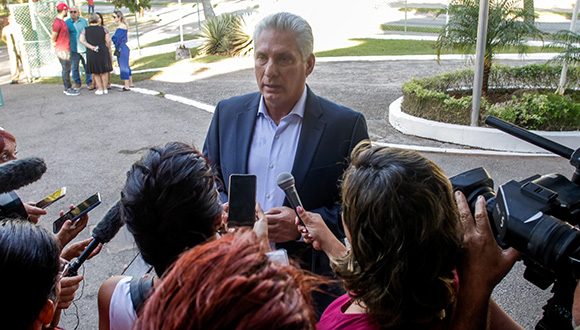 Díaz-Canel ejerce su derecho al voto tras arribar al país