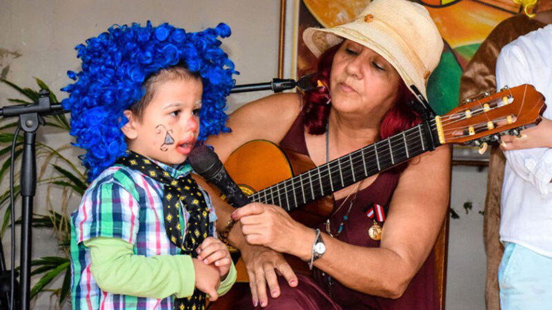 Reconocen a la cantautora Edelis Loyola por sus 35 años de labor