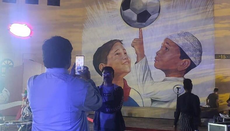 Atraen atención en Qatar 2022 pinturas de artista cubano