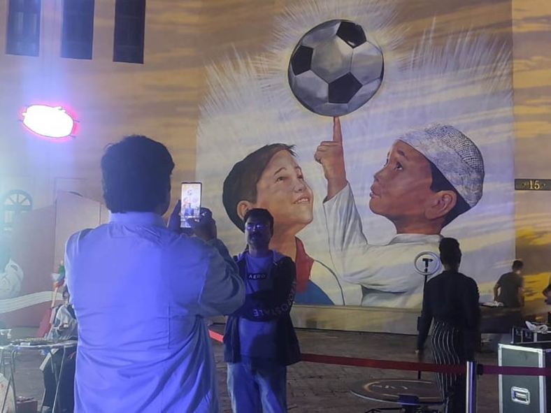 Atraen atención en Qatar 2022 pinturas de artista cubano