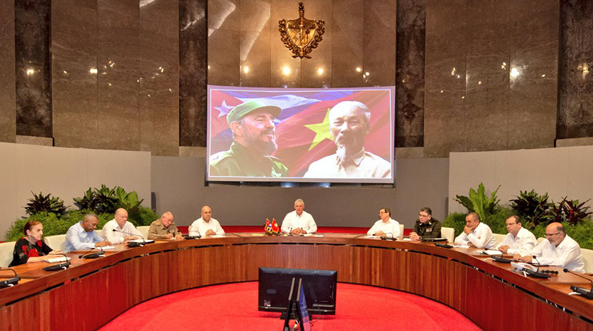 Encuentro entre líderes de partidos comunistas de Cuba y Vietnam
