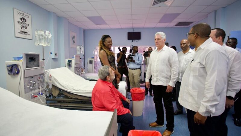 Recorre presidente cubano centro médico en Georgetown