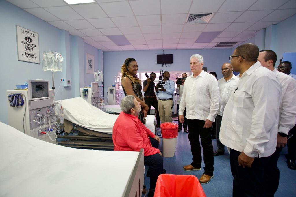 Recorre presidente cubano centro médico en Georgetown