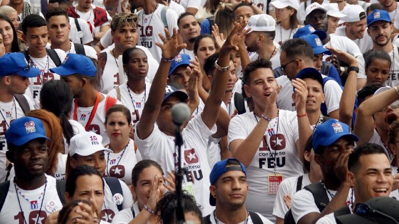 Realizan estudiantes universitarios trovada antimperialista