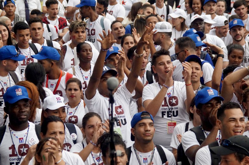 Realizan estudiantes universitarios trovada antimperialista