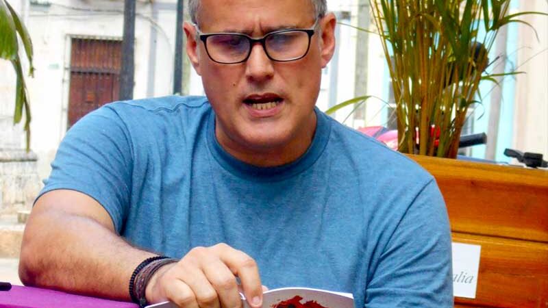 Jubileo de Letras Cubanas con el poeta y editor Leymen Pérez