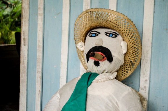 La quema de un muñeco, una vieja tradición. Foto tomada de Cubadebate