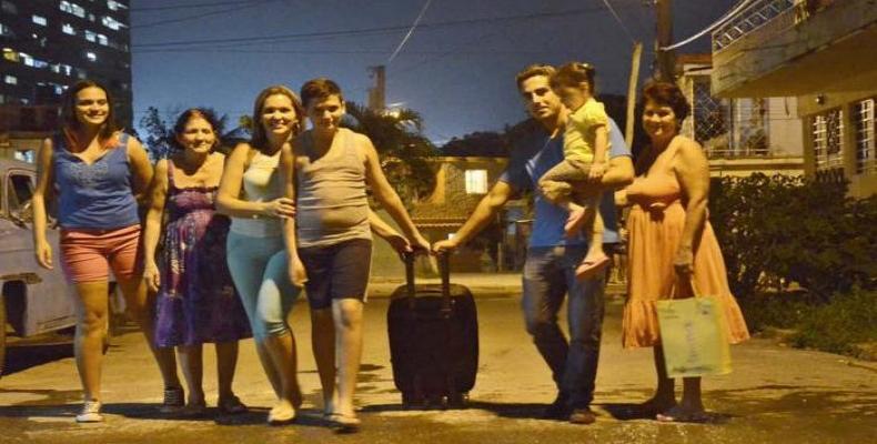 Darle una vuelta a la manzana con la maleta lista para viajar. Foto tomada de Cubadebate