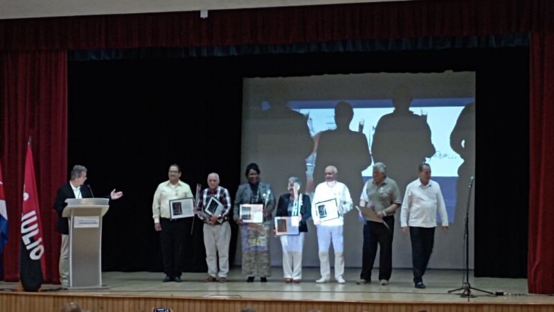 Condecoran a trabajadores de la educación superior