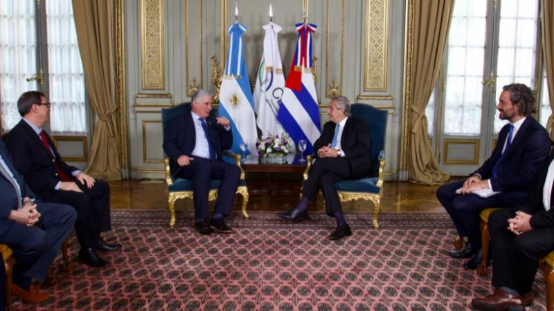 Se reúne Díaz-Canel con el presidente argentino y cubanos que cumplen misiones en ese país