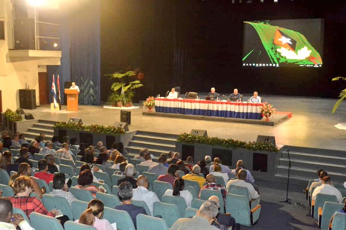 Díaz-Canel en Santiago de Cuba. Foto tomada de Prensa Latina