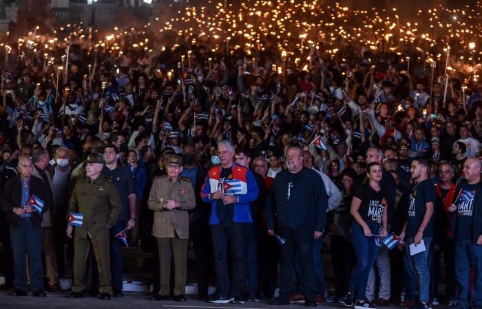 Miles de antorchas alumbraron como símbolo de la fuerza martiana y fidelista