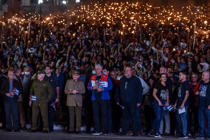 Miles de antorchas alumbraron como símbolo de la fuerza martiana y fidelista