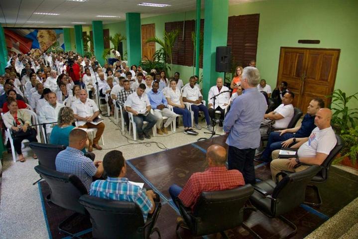 Dialoga Díaz-Canel con estudiantes y profesores de Santa Clara
