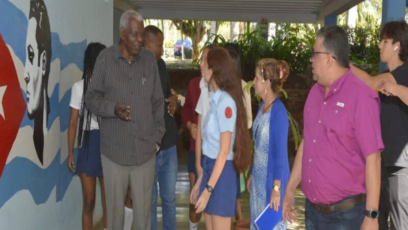 Dialoga con estudiantes presidente del Parlamento cubano