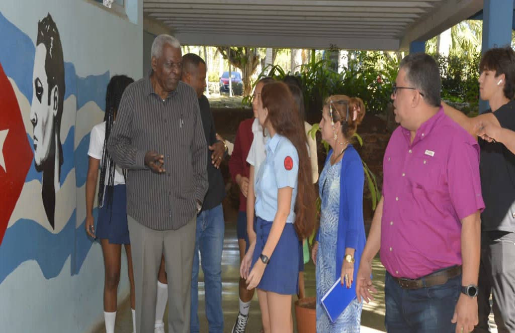 Dialoga con estudiantes presidente del Parlamento cubano