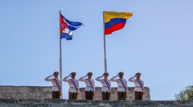 Banderas de Cuba y Colombia en sede de 31. Feria del Libro de La Habana