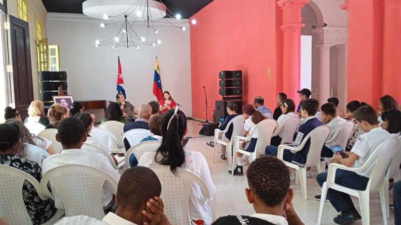 Cita habanera del libro acoge presentación de obras sobre Hugo Chávez